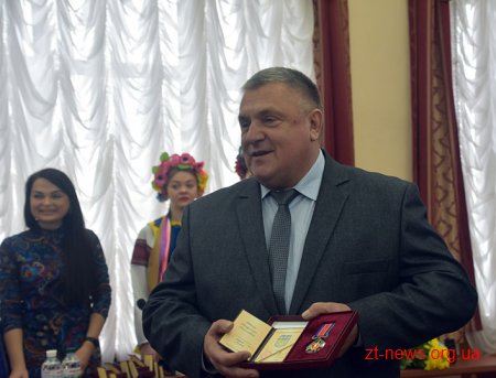 Передноворічна сесія обласної ради розпочалася із нагородження жителів області нагородами