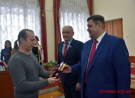 Передноворічна сесія обласної ради розпочалася із нагородження жителів області нагородами