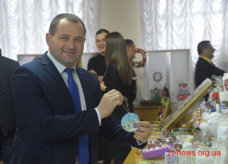 Депутати Житомирської облради обирали подарунки на новорічному ярмарку