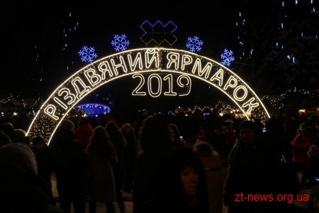 У Житомирі урочисто запалили ялинку