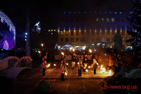 У Житомирі урочисто запалили ялинку