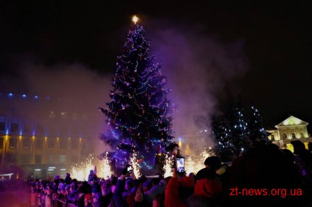У Житомирі урочисто запалили ялинку