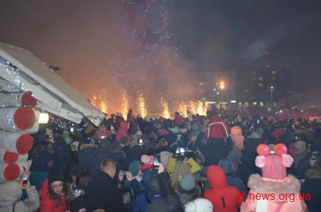 У Житомирі урочисто запалили ялинку