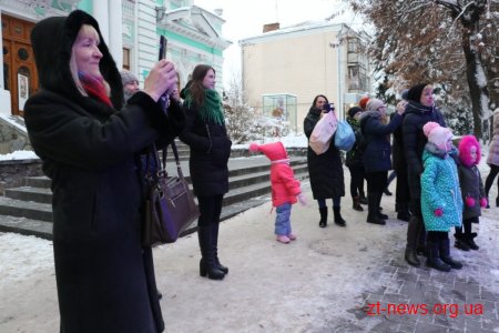 Вулицями Житомира на спеціальному автомобілі їздив Святий Миколай