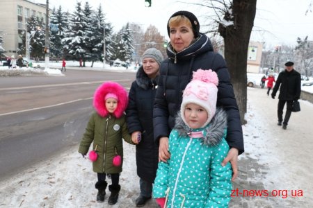 Вулицями Житомира на спеціальному автомобілі їздив Святий Миколай