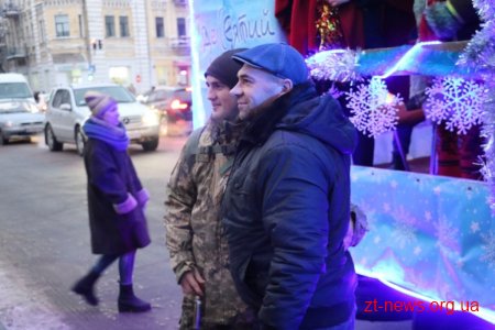 Вулицями Житомира на спеціальному автомобілі їздив Святий Миколай