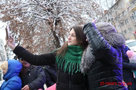 Вулицями Житомира на спеціальному автомобілі їздив Святий Миколай