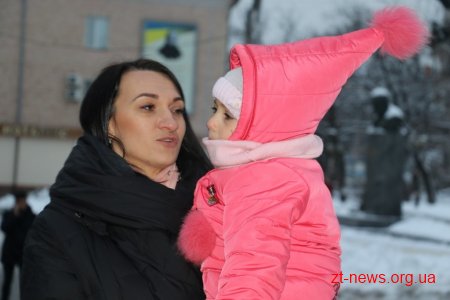 Вулицями Житомира на спеціальному автомобілі їздив Святий Миколай
