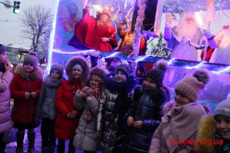 Вулицями Житомира на спеціальному автомобілі їздив Святий Миколай