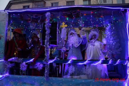 Вулицями Житомира на спеціальному автомобілі їздив Святий Миколай