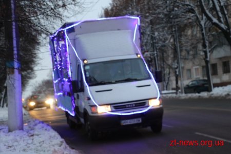 Вулицями Житомира на спеціальному автомобілі їздив Святий Миколай