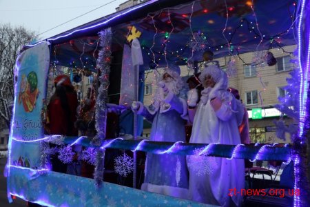 Вулицями Житомира на спеціальному автомобілі їздив Святий Миколай