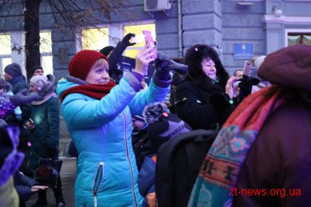Вулицями Житомира на спеціальному автомобілі їздив Святий Миколай