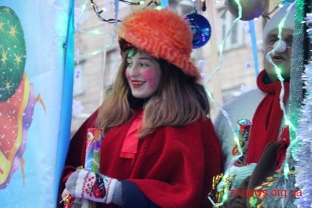Вулицями Житомира на спеціальному автомобілі їздив Святий Миколай
