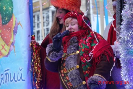 Вулицями Житомира на спеціальному автомобілі їздив Святий Миколай