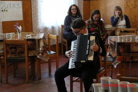 Маленькі житомиряни власноруч створили обереги для воїнів
