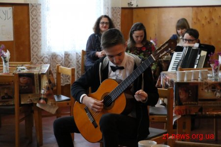 Маленькі житомиряни власноруч створили обереги для воїнів