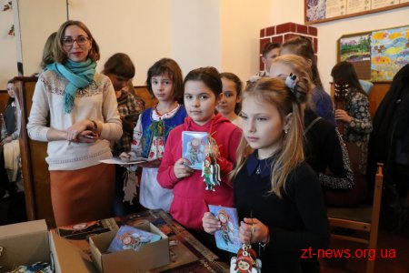 Маленькі житомиряни власноруч створили обереги для воїнів