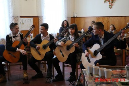 Маленькі житомиряни власноруч створили обереги для воїнів
