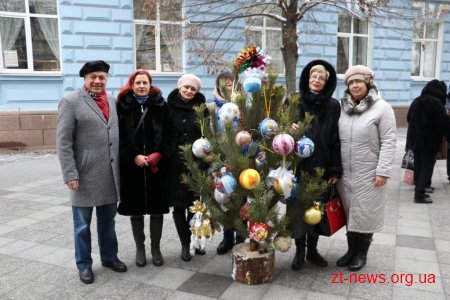 Житомиряни прикрасили ялинки на вулиці Михайлівській