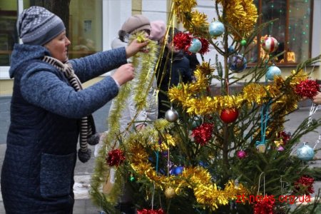 Житомиряни прикрасили ялинки на вулиці Михайлівській