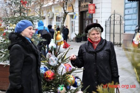 Житомиряни прикрасили ялинки на вулиці Михайлівській