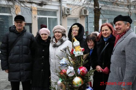 Житомиряни прикрасили ялинки на вулиці Михайлівській