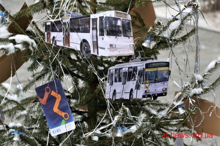 Житомиряни прикрасили ялинки на вулиці Михайлівській
