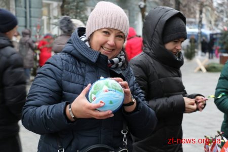 Житомиряни прикрасили ялинки на вулиці Михайлівській