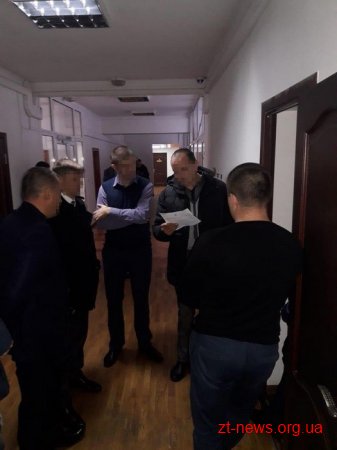 Двох посадовців фіскальної служби працівники СБУ викрили на хабарі