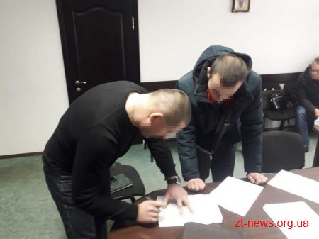 Двох посадовців фіскальної служби працівники СБУ викрили на хабарі