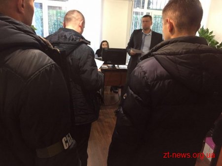 Двох посадовців фіскальної служби працівники СБУ викрили на хабарі