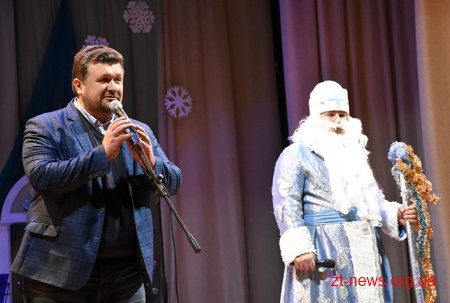 У День Святого Миколая відкрили новорічну ялинку для дітей області
