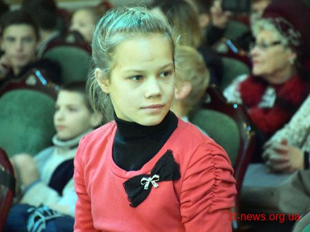 У День Святого Миколая відкрили новорічну ялинку для дітей області