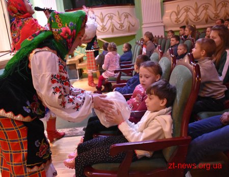 У День Святого Миколая відкрили новорічну ялинку для дітей області