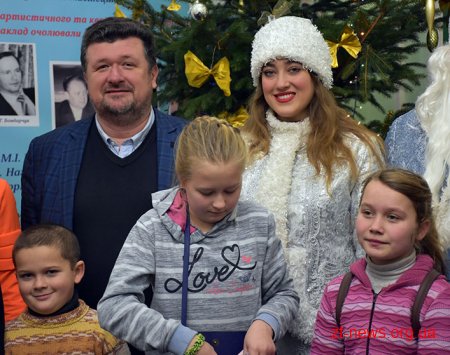 У День Святого Миколая відкрили новорічну ялинку для дітей області