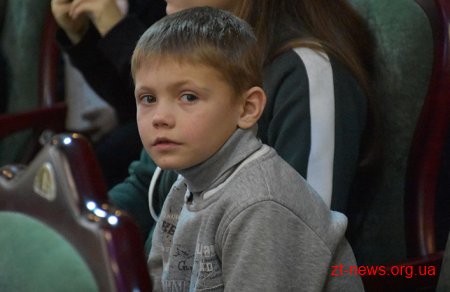 У День Святого Миколая відкрили новорічну ялинку для дітей області