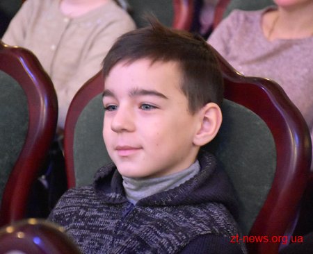 У День Святого Миколая відкрили новорічну ялинку для дітей області