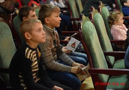 У День Святого Миколая відкрили новорічну ялинку для дітей області