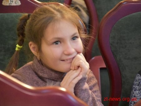 У День Святого Миколая відкрили новорічну ялинку для дітей області