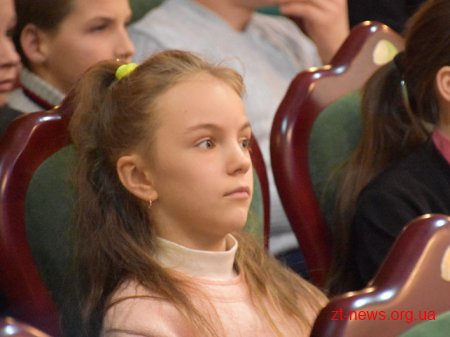 У День Святого Миколая відкрили новорічну ялинку для дітей області