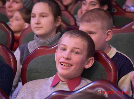 У День Святого Миколая відкрили новорічну ялинку для дітей області