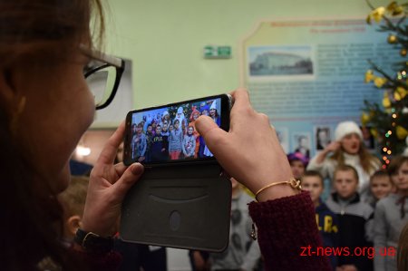 У День Святого Миколая відкрили новорічну ялинку для дітей області
