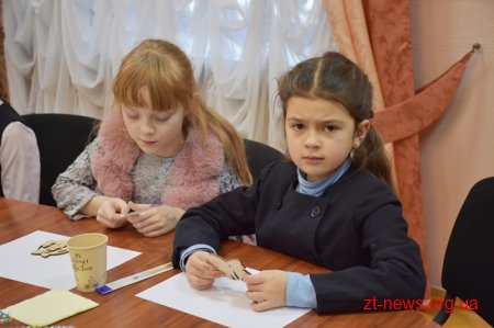 У Житомирі для дітей провели майстер-клас із розпису новорічних іграшок