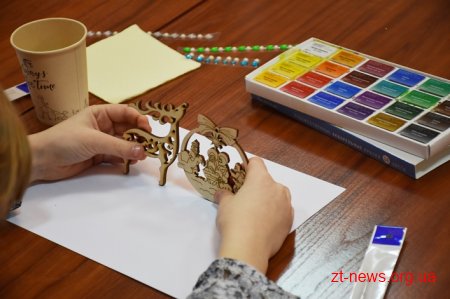 У Житомирі для дітей провели майстер-клас із розпису новорічних іграшок