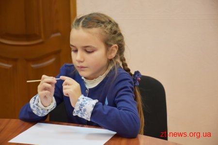 У Житомирі для дітей провели майстер-клас із розпису новорічних іграшок