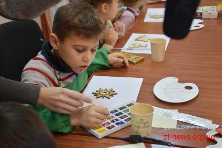 У Житомирі для дітей провели майстер-клас із розпису новорічних іграшок