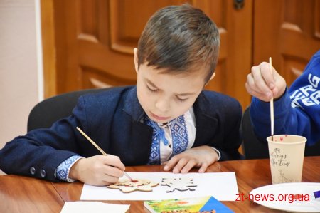 У Житомирі для дітей провели майстер-клас із розпису новорічних іграшок