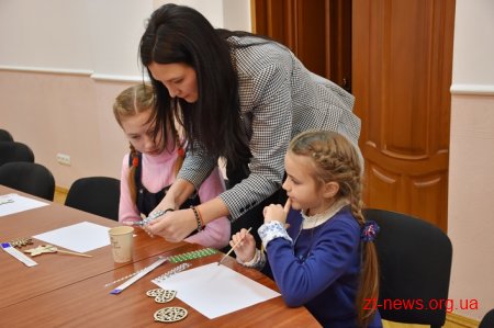 У Житомирі для дітей провели майстер-клас із розпису новорічних іграшок