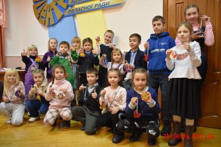 У Житомирі для дітей провели майстер-клас із розпису новорічних іграшок